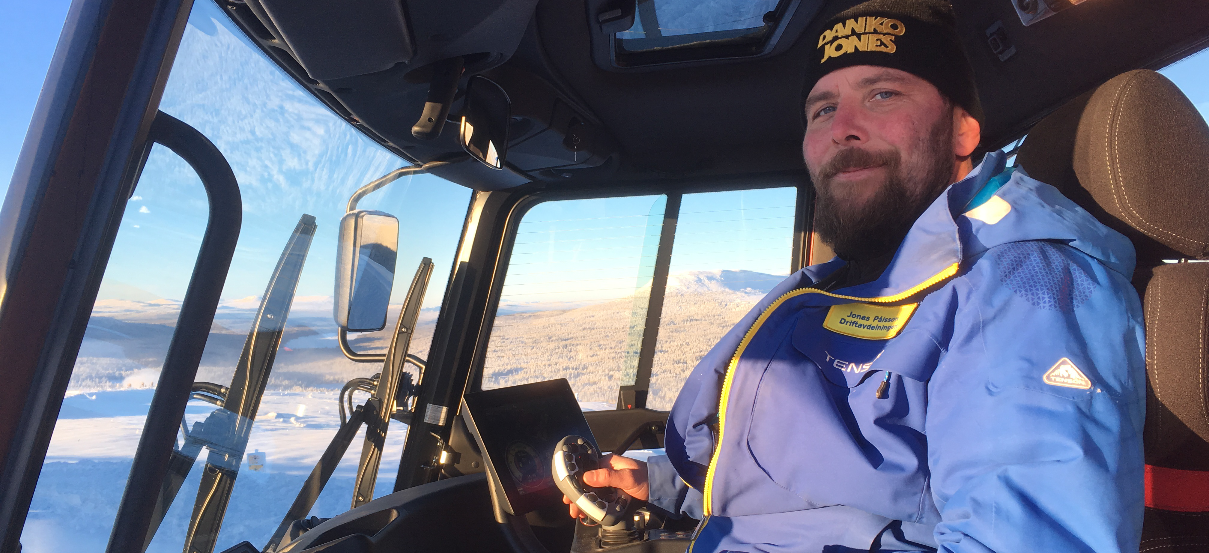 Jonas Pålsson working with the Leica iCON alpine solutions on Idre Fjäll